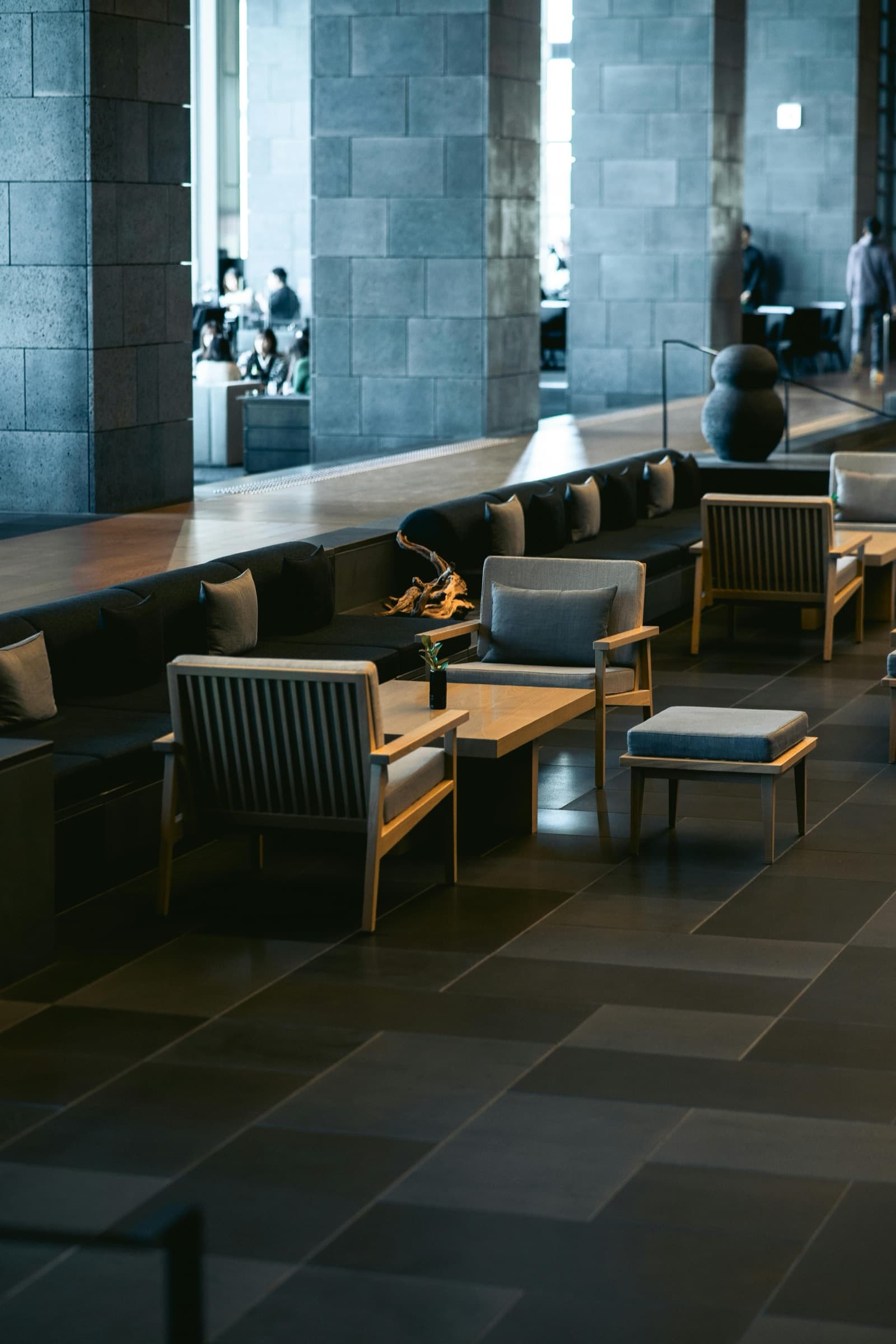Moderne Hotel-Lobby mit Lounge-Sesseln und Steinwänden — Foyer betreibt unabhängige, inhabergeführte Hotels